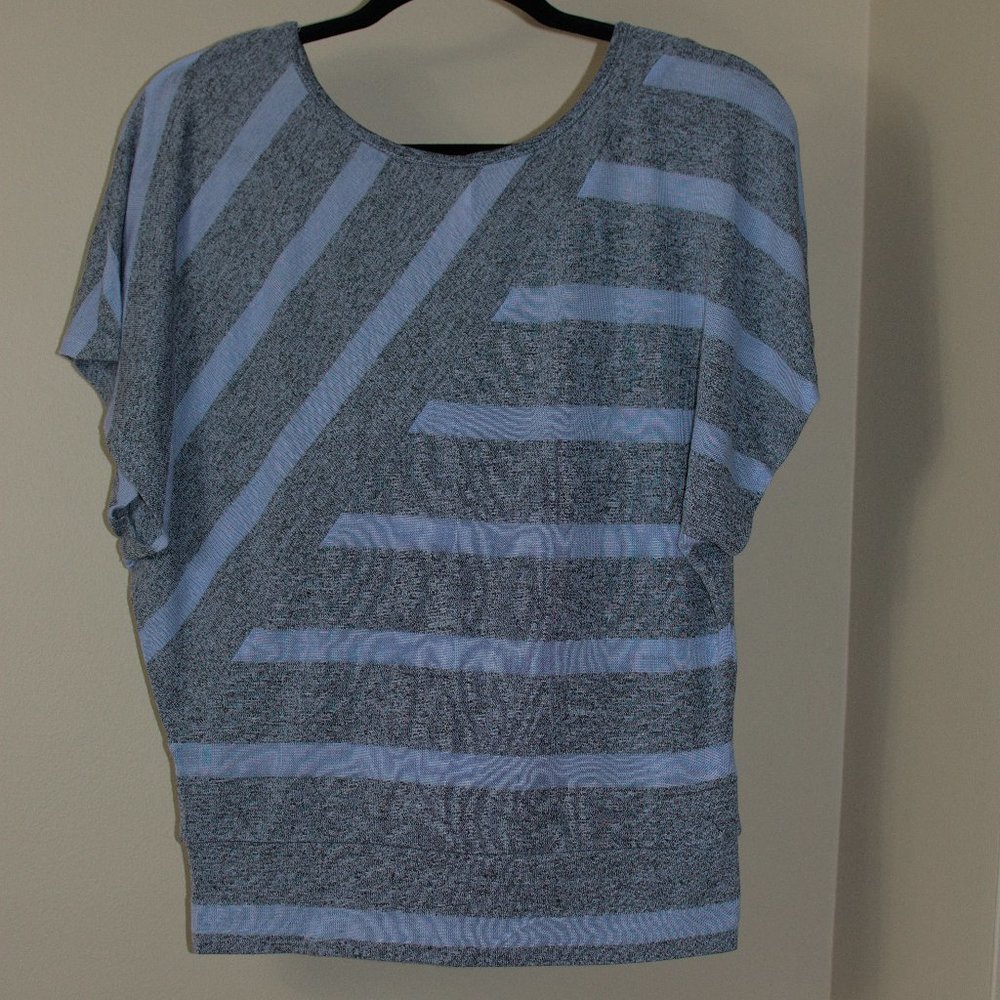 Juniors' heather gray and blue striped knit batwing top - M